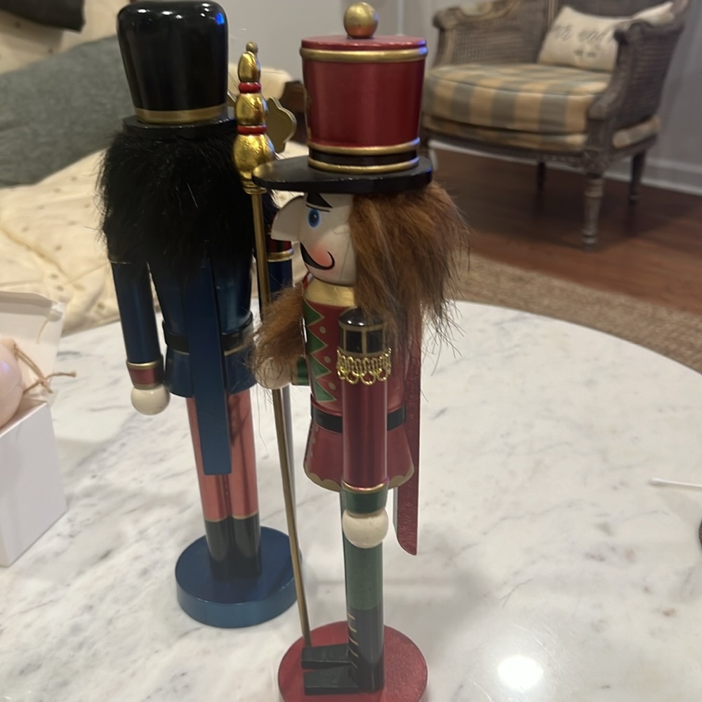 2 Nutcrackers - Picture 5 of 14